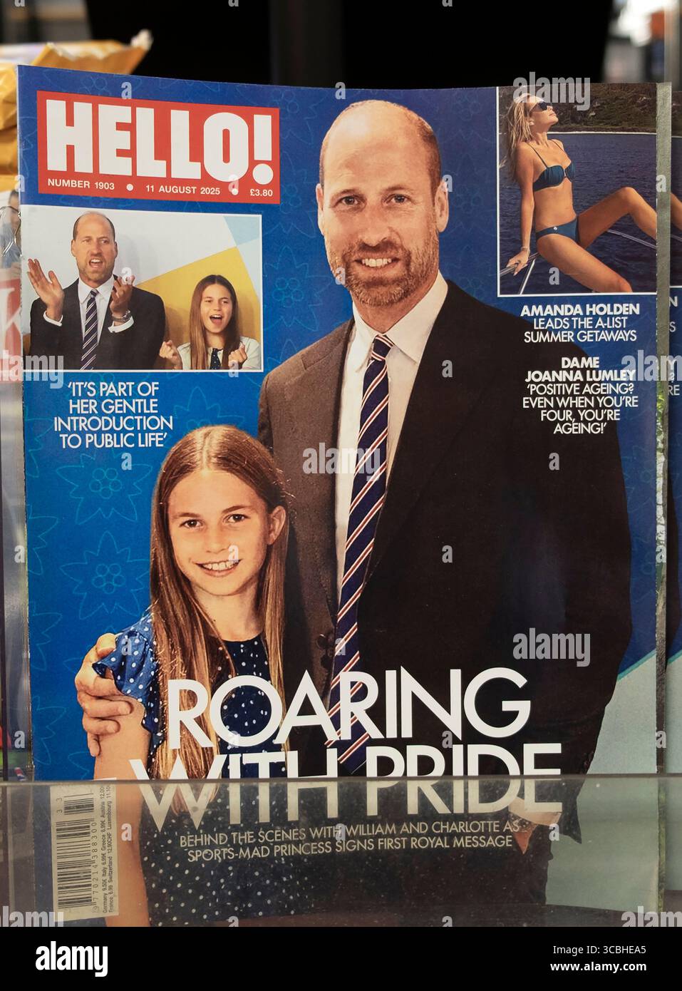 Prinz William und Tochter Charlotte „Roaring with Pride“-Schlagzeile auf dem Titelblatt des Hello-Magazins in einem Supermarktregal in London, Großbritannien, KATHY DEWITT Stockfoto