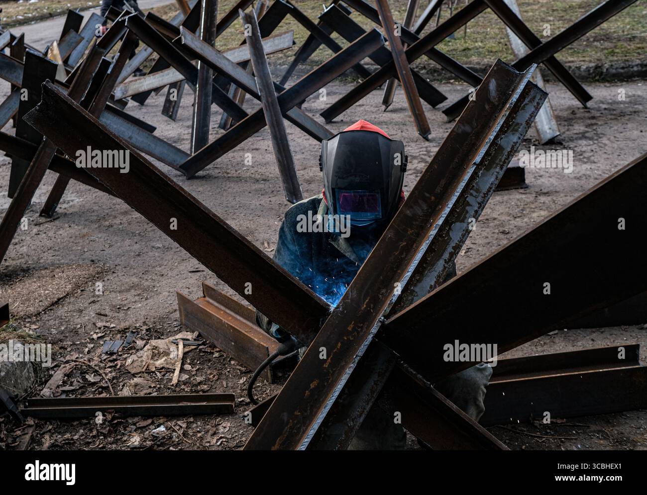 1. März 2022 in der Ukraine: Ein ukrainischer Schweißer lötet i-Balken, um ein Panzerabwehrhindernis zu schaffen, das als tschechischer Igel bekannt ist. Die Hindernisse wurden in mehreren Ländern während des Zweiten Weltkriegs am 28. Februar 2022 eingesetzt. (Bild: © Byron Smith/ZUMA Press Wire) Stockfoto