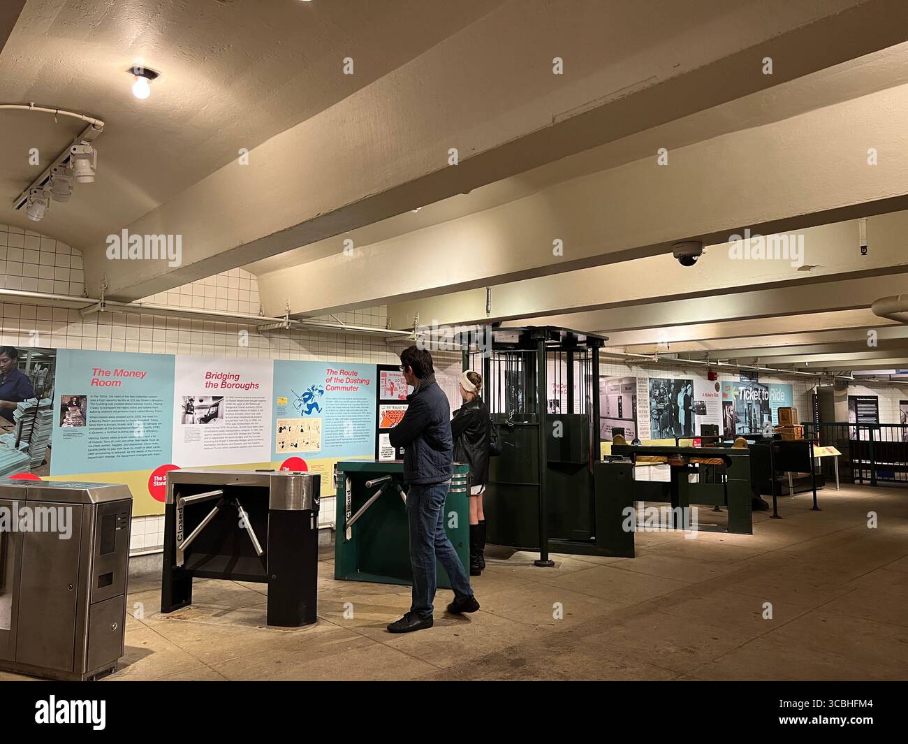25. November 2022, Manhattan, New York, USA: Das New York Transit Museum erzählt die Geschichten von den Ã außergewöhnlichen technischen Meisterleistungen des Massenverkehrs, Arbeitern, die vor über 100 Jahren in den Tunneln arbeiteten, Gemeinden, die drastisch verändert wurden, und von der sich ständig weiterentwickelnden Technologie, dem Design und der Fahrweise eines Systems, das 24 Stunden am Tag und Tag des Jahres läuft. Reisen Sie am 24. November 2022 in Manhattan, New York. Manhattan ist der am dichtesten besiedelte Bezirk von New York CityÃs 5. (Kreditbild: © Karen Focht/ZUMA Press Wire) Stockfoto