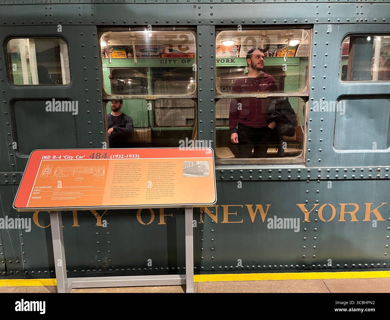 25. November 2022, Manhattan, New York, USA: Das New York Transit Museum erzählt die Geschichten von den Ã außergewöhnlichen technischen Meisterleistungen des Massenverkehrs, Arbeitern, die vor über 100 Jahren in den Tunneln arbeiteten, Gemeinden, die drastisch verändert wurden, und von der sich ständig weiterentwickelnden Technologie, dem Design und der Fahrweise eines Systems, das 24 Stunden am Tag und Tag des Jahres läuft. Reisen Sie am 24. November 2022 in Manhattan, New York. Manhattan ist der am dichtesten besiedelte Bezirk von New York CityÃs 5. (Kreditbild: © Karen Focht/ZUMA Press Wire) Stockfoto