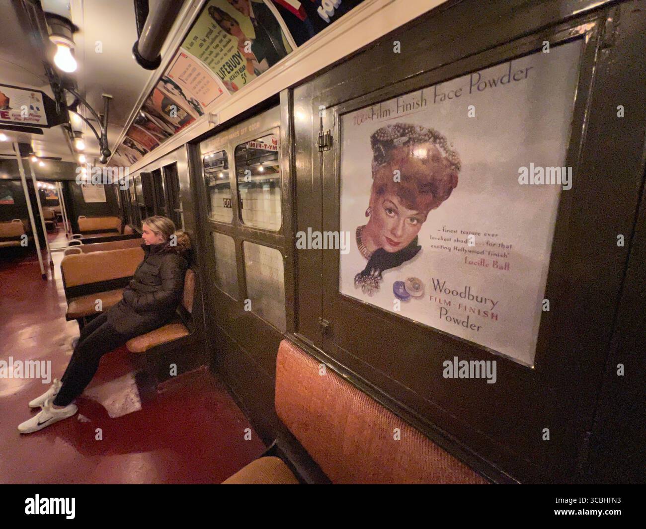 25. November 2022, Manhattan, New York, USA: Das New York Transit Museum erzählt die Geschichten von den Ã außergewöhnlichen technischen Meisterleistungen des Massenverkehrs, Arbeitern, die vor über 100 Jahren in den Tunneln arbeiteten, Gemeinden, die drastisch verändert wurden, und von der sich ständig weiterentwickelnden Technologie, dem Design und der Fahrweise eines Systems, das 24 Stunden am Tag und Tag des Jahres läuft. Reisen Sie am 24. November 2022 in Manhattan, New York. Manhattan ist der am dichtesten besiedelte Bezirk von New York CityÃs 5. (Kreditbild: © Karen Focht/ZUMA Press Wire) Stockfoto