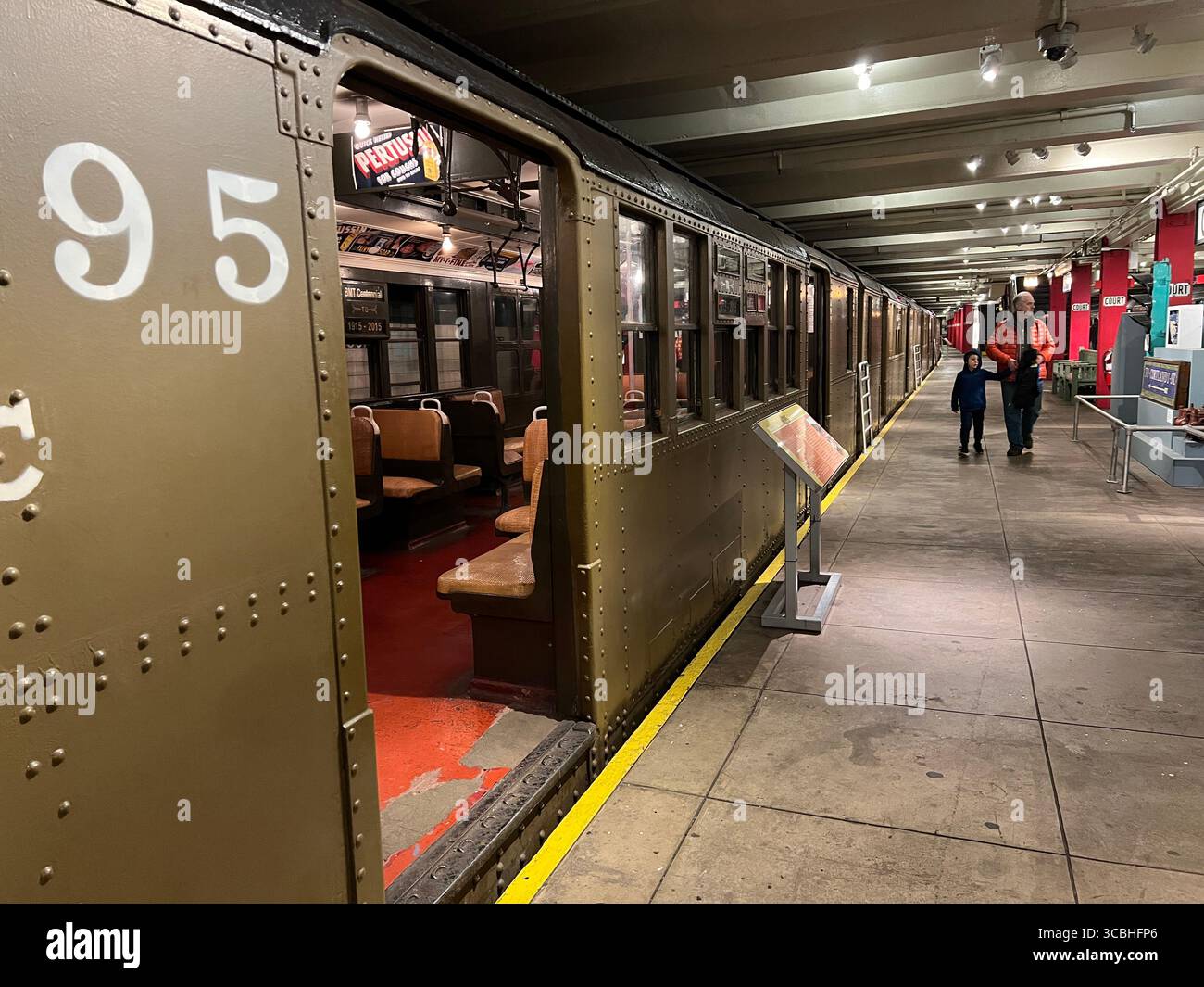 25. November 2022, Manhattan, New York, USA: Das New York Transit Museum erzählt die Geschichten von den Ã außergewöhnlichen technischen Meisterleistungen des Massenverkehrs, Arbeitern, die vor über 100 Jahren in den Tunneln arbeiteten, Gemeinden, die drastisch verändert wurden, und von der sich ständig weiterentwickelnden Technologie, dem Design und der Fahrweise eines Systems, das 24 Stunden am Tag und Tag des Jahres läuft. Reisen Sie am 24. November 2022 in Manhattan, New York. Manhattan ist der am dichtesten besiedelte Bezirk von New York CityÃs 5. (Kreditbild: © Karen Focht/ZUMA Press Wire) Stockfoto