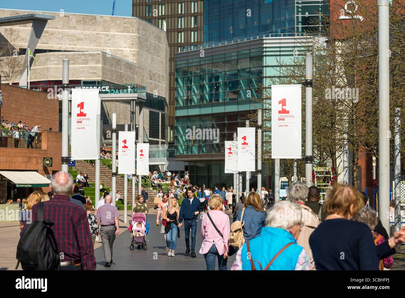 Menschenmassen genießen einen sonnigen Nachmittag im Einkaufsviertel Liverpool One, Custom House Place, Stadtzentrum von Liverpool, England. Stockfoto