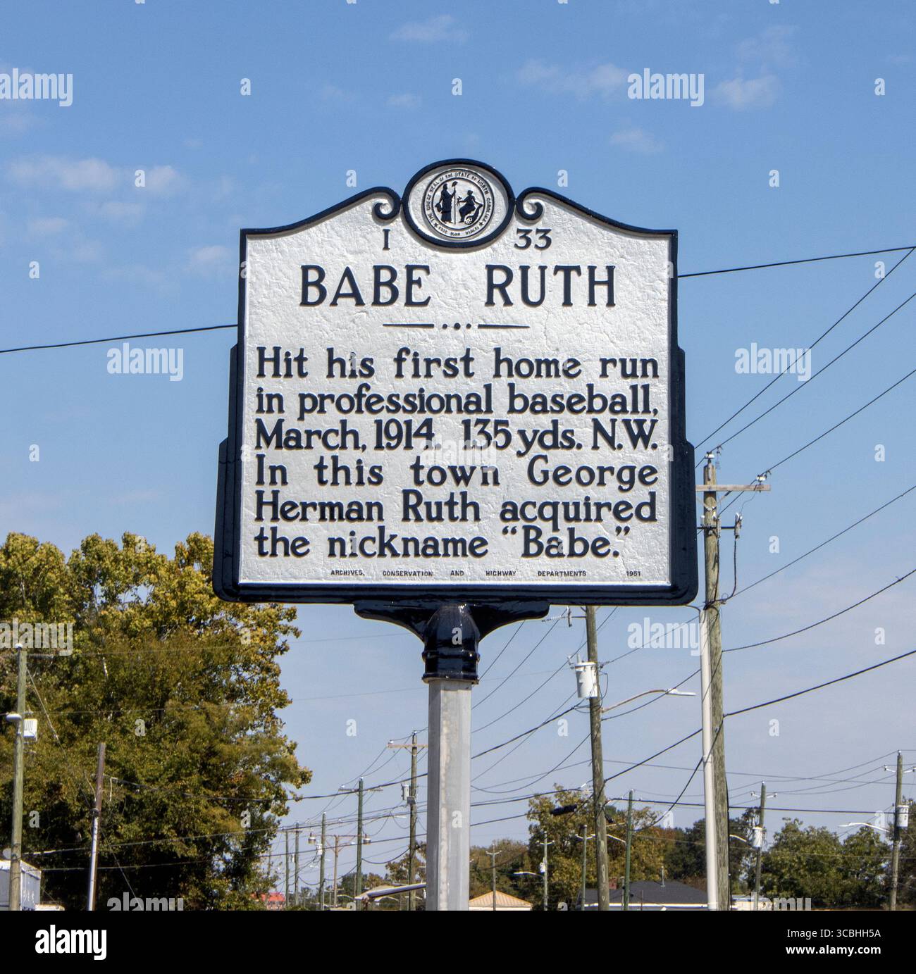 Ein Marker in Fayetteville, NC, erinnert an Babe Ruth ersten professionellen Homerun, der am 7. März 1914 während eines Frühjahrstrainings getroffen wurde. Stockfoto