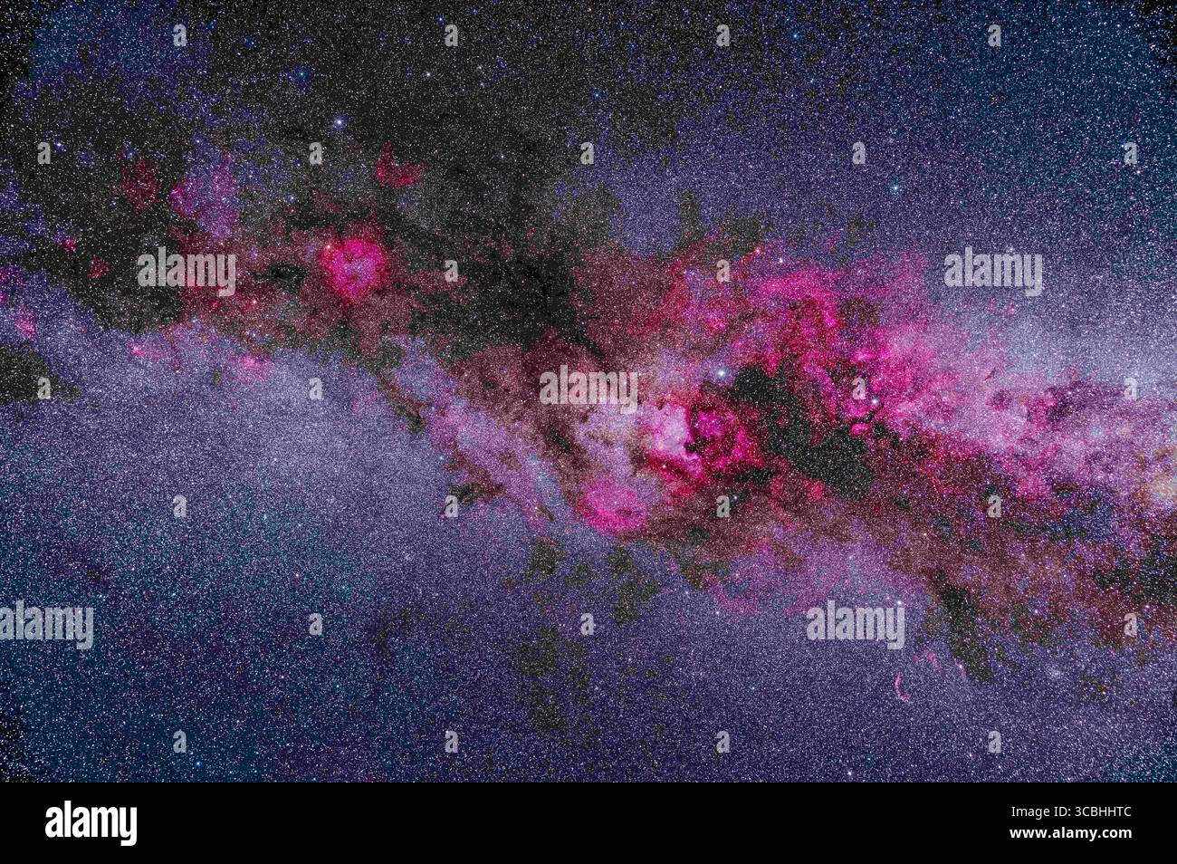 6. August 2022, Alberta, Kanada: Eine Umrahmung der Hauptbereiche heller und dunkler Nebel in Cygnus und Cepheus, die rosa Emissionsnebel im Kontrast zu dunklen staubigen Regionen im Cygnus und in den Perseusarmen der Milchstraße zeigt. Cepheus befindet sich oben links, der nördliche Cygnus rechts, die helle Cygnus-Sternwolke rechts vom Zentrum. Die rötlichen (oder vergilbenden) Effekte von interstellarem Staub in den Spiralarmen der Milchstraße sind offensichtlich... der hellblaue Stern Deneb ist links vom Zentrum. Direkt darunter und in der Mitte befindet sich der Nordamerika-Nebel NGC 7000 und sein benachbarter Begleiter Pelican Stockfoto