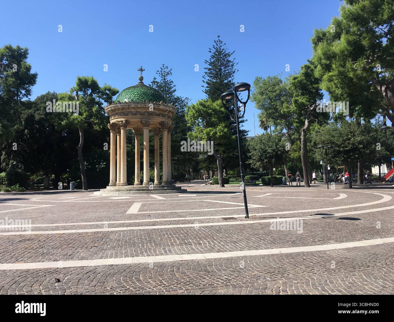 Blick auf die Stadt Lecce mit historischen Gebäuden, Straßen und Denkmälern in Apulien, Süditalien, die das kulturelle und architektonische Erbe einfangen Stockfoto