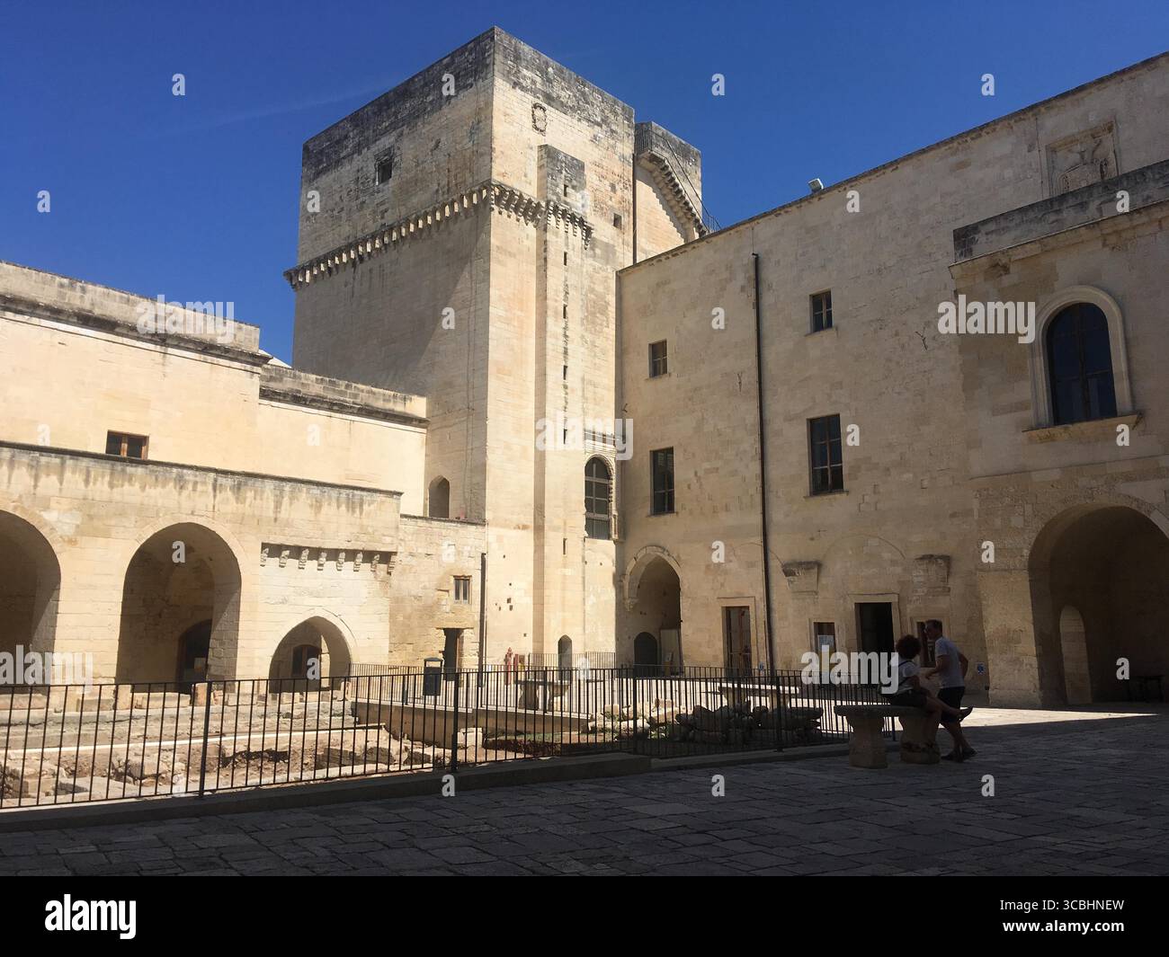 Blick auf die Stadt Lecce mit historischen Gebäuden, Straßen und Denkmälern in Apulien, Süditalien, die das kulturelle und architektonische Erbe einfangen Stockfoto