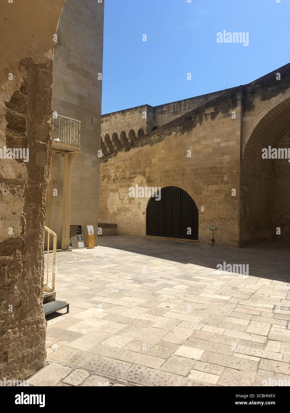 Blick auf die Stadt Lecce mit historischen Gebäuden, Straßen und Denkmälern in Apulien, Süditalien, die das kulturelle und architektonische Erbe einfangen Stockfoto