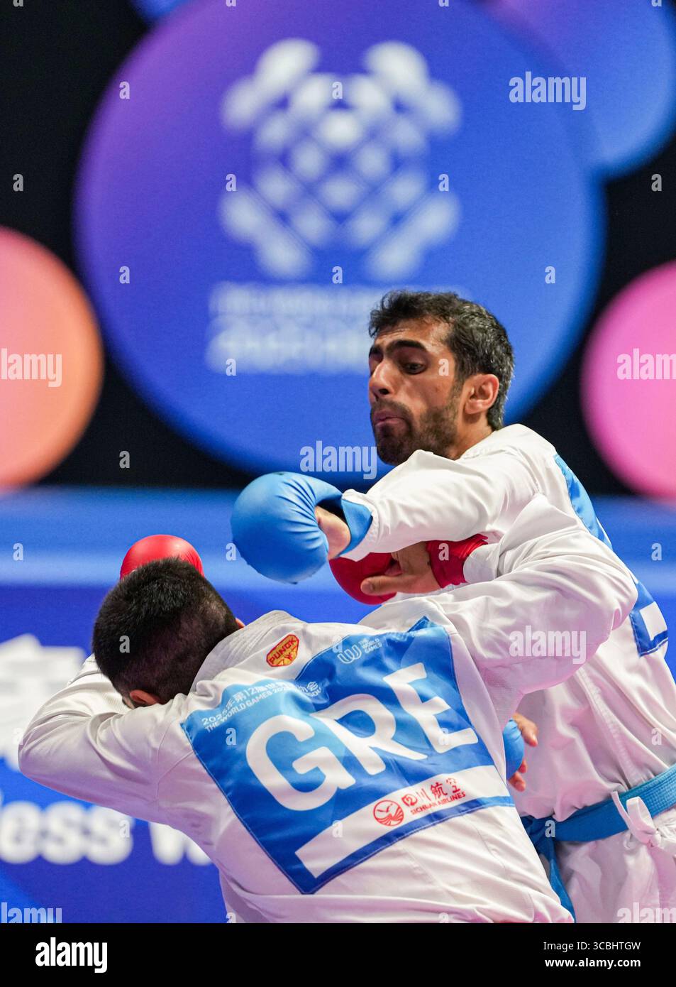 Chengdu, Chinas Provinz Sichuan. August 2025. Abdullah Shaaban (R) aus Kuwait und Christos Xenos aus Griechenland treten beim 60 kg schweren Bronzemedaillenspiel Karate bei den World Games 2025 in Chengdu, südwestchinesischer Provinz Sichuan, am 8. August 2025 an. Quelle: Tenzin Nyida/Xinhua/Alamy Live News Stockfoto