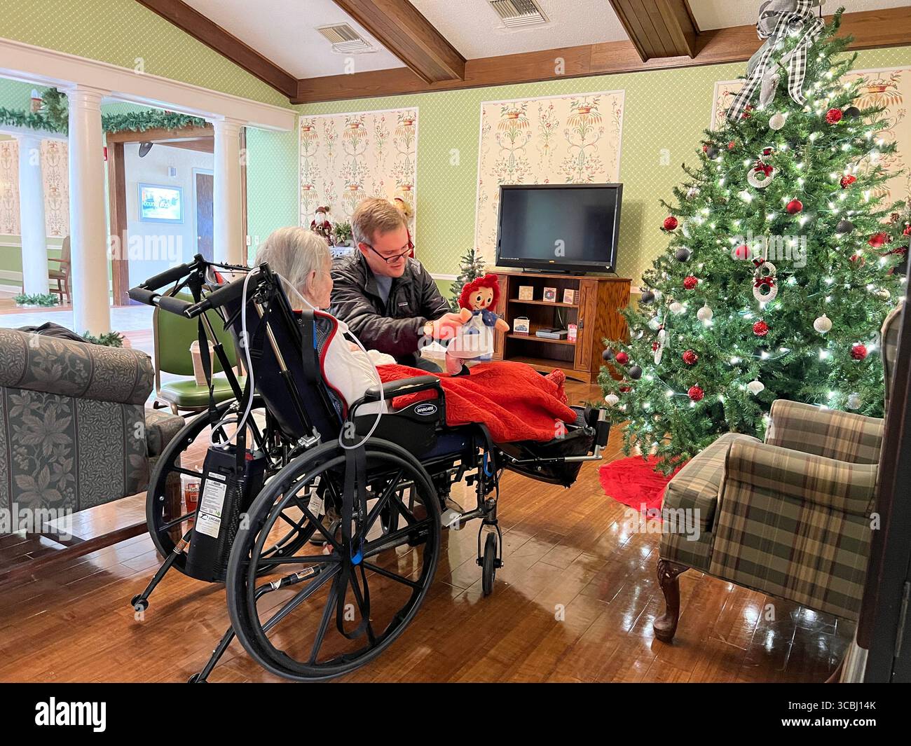 18. Dezember 2022, Memphis, Tennessee, USA: Louis Focht besucht seine Großmutter, die für den Urlaub in einem Pflegeheim sein wird. Ein erheblicher Teil der älteren Bevölkerung wird über den Urlaub einsam und isoliert sein und zu Urlaubsblues beitragen. (Kreditbild: © Karen Focht/ZUMA Press Wire) Stockfoto