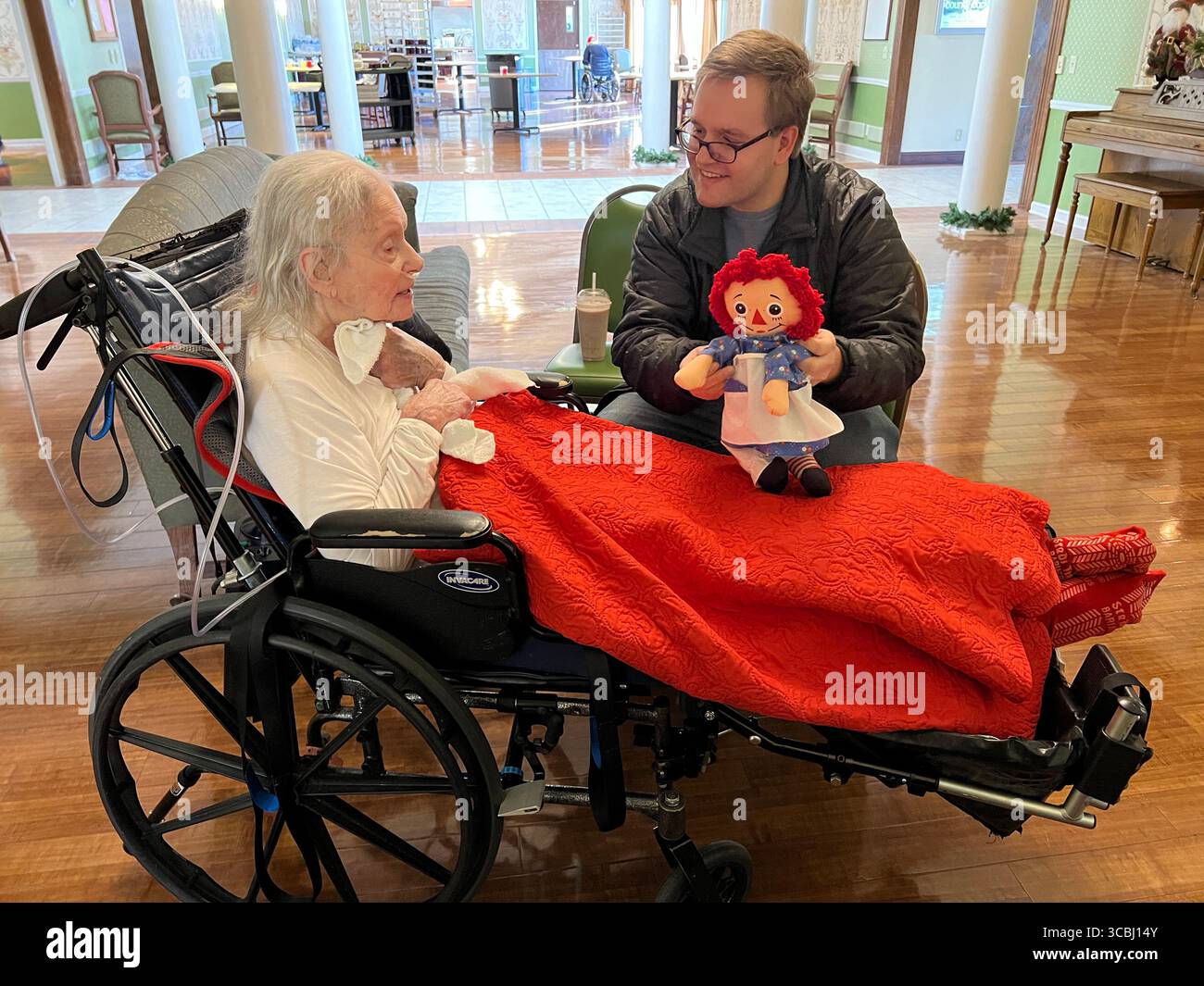 18. Dezember 2022, Memphis, Tennessee, USA: Louis Focht besucht seine Großmutter, die für den Urlaub in einem Pflegeheim sein wird. Ein erheblicher Teil der älteren Bevölkerung wird über den Urlaub einsam und isoliert sein und zu Urlaubsblues beitragen. (Kreditbild: © Karen Focht/ZUMA Press Wire) Stockfoto