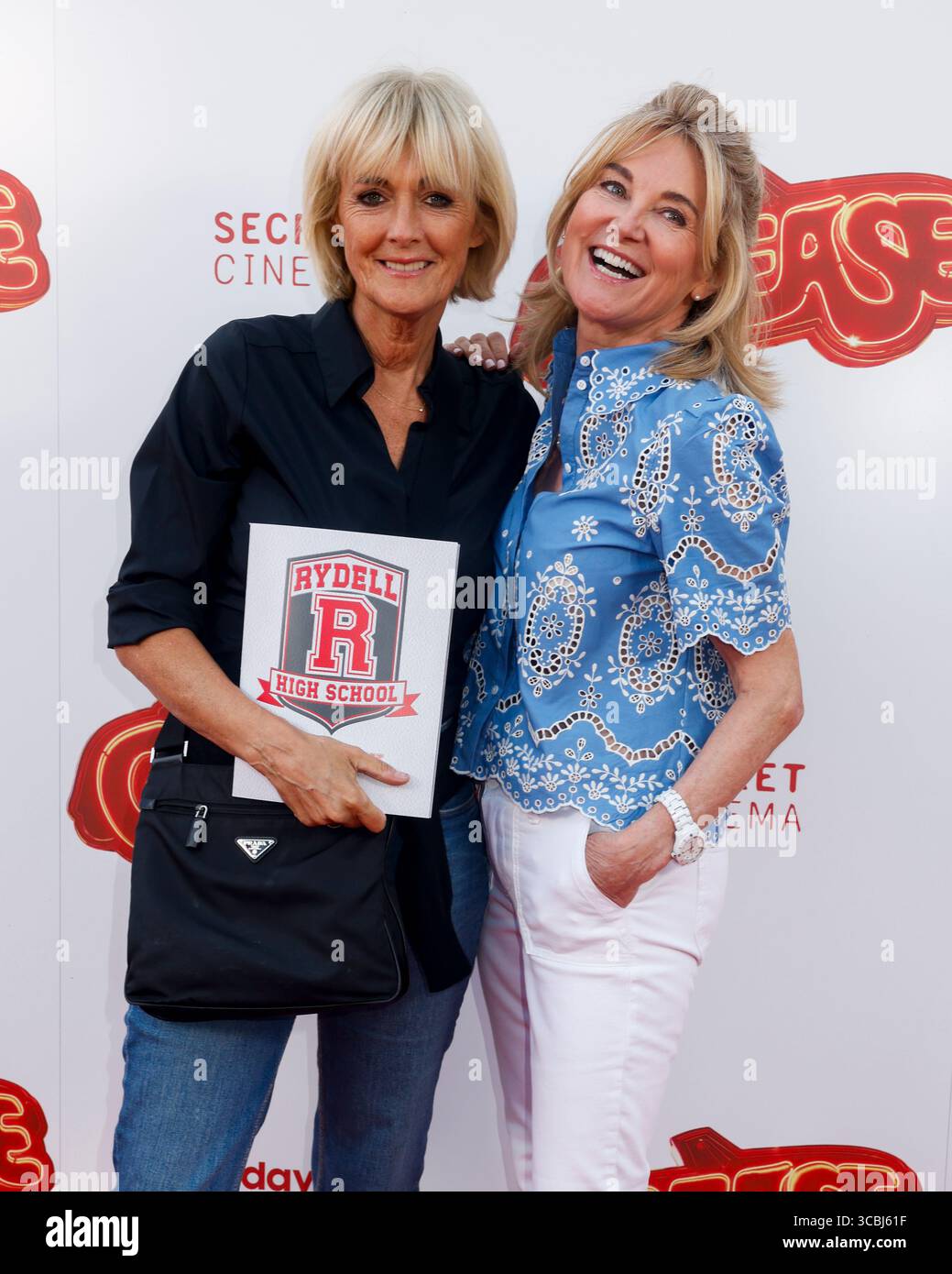 Jane Moore und Anthea Turner besuchen die Secret Cinema Grease the Immersive Movie Musical Press Night im Evolution London im Battersea Park. Stockfoto
