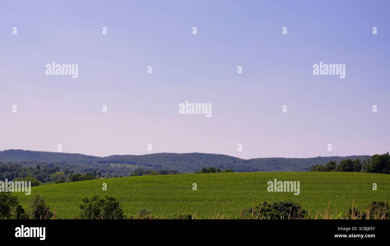 Sanfte Hügel, ein warmer Himmel und die ruhige Schönheit der Copake Falls NY an einem angenehmen Tag fesseln das Wesen dieser malerischen Lage. Stockfoto