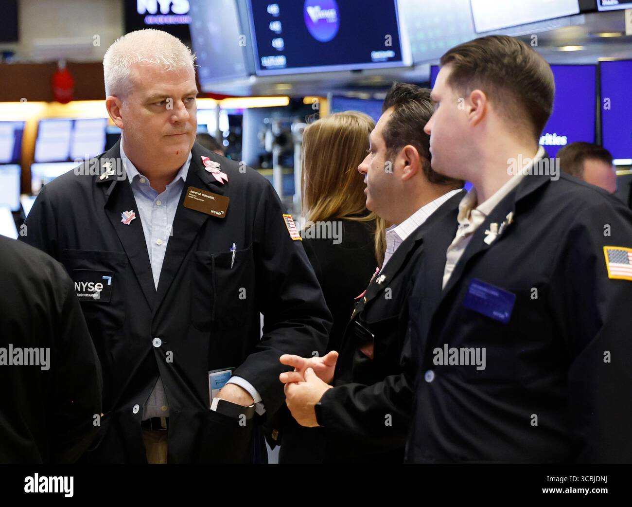 New York, Usa. August 2025. Händler arbeiten am Freitag, 8. August 2025 in New York City auf dem Boden der New Yorker Börse an der Wall Street. Die US-Aktien stiegen am Freitagabend, nachdem Präsident Trump Stephen Miran in den Gouverneursrat der Federal Reserve nominiert hatte. Foto: John Angelillo/UPI Credit: UPI/Alamy Live News Stockfoto