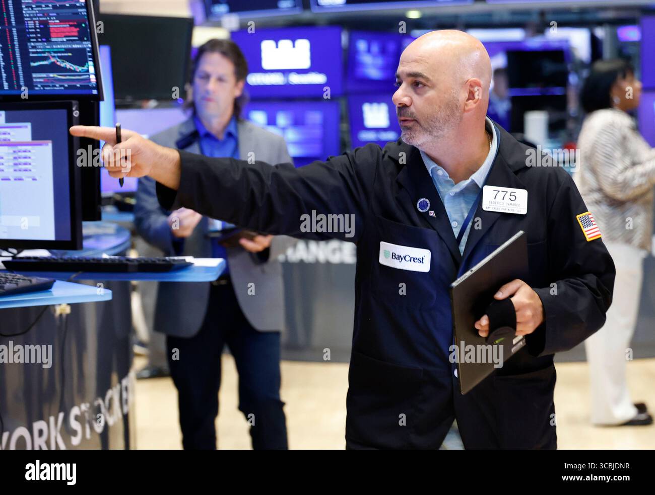 New York, Usa. August 2025. Händler arbeiten am Freitag, 8. August 2025 in New York City auf dem Boden der New Yorker Börse an der Wall Street. Die US-Aktien stiegen am Freitagabend, nachdem Präsident Trump Stephen Miran in den Gouverneursrat der Federal Reserve nominiert hatte. Foto: John Angelillo/UPI Credit: UPI/Alamy Live News Stockfoto