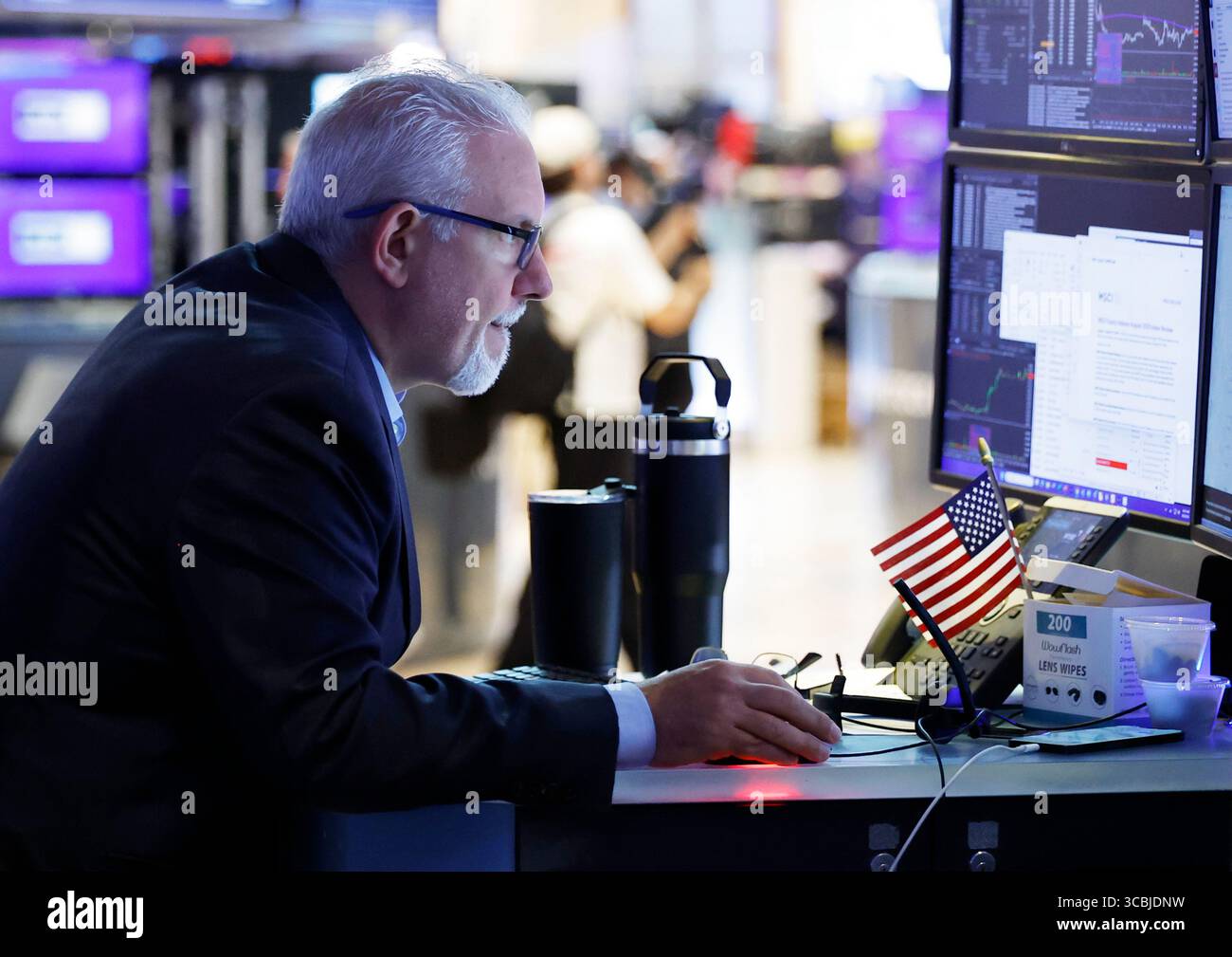 New York, Usa. August 2025. Händler arbeiten am Freitag, 8. August 2025 in New York City auf dem Boden der New Yorker Börse an der Wall Street. Die US-Aktien stiegen am Freitagabend, nachdem Präsident Trump Stephen Miran in den Gouverneursrat der Federal Reserve nominiert hatte. Foto: John Angelillo/UPI Credit: UPI/Alamy Live News Stockfoto