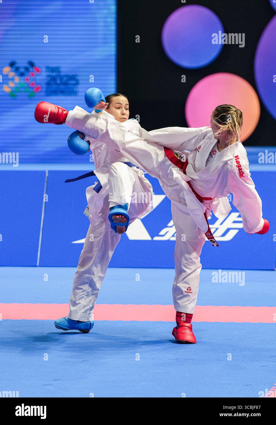 Chengdu, Chinas Provinz Sichuan. August 2025. Cylia Ouikene (R) aus Algerien tritt bei 50 den World Games 2025 in Chengdu, südwestchinesischer Provinz Sichuan, am 8. August 2025 gegen EMA Sgardelli aus Kroatien an. Quelle: Tenzin Nyida/Xinhua/Alamy Live News Stockfoto