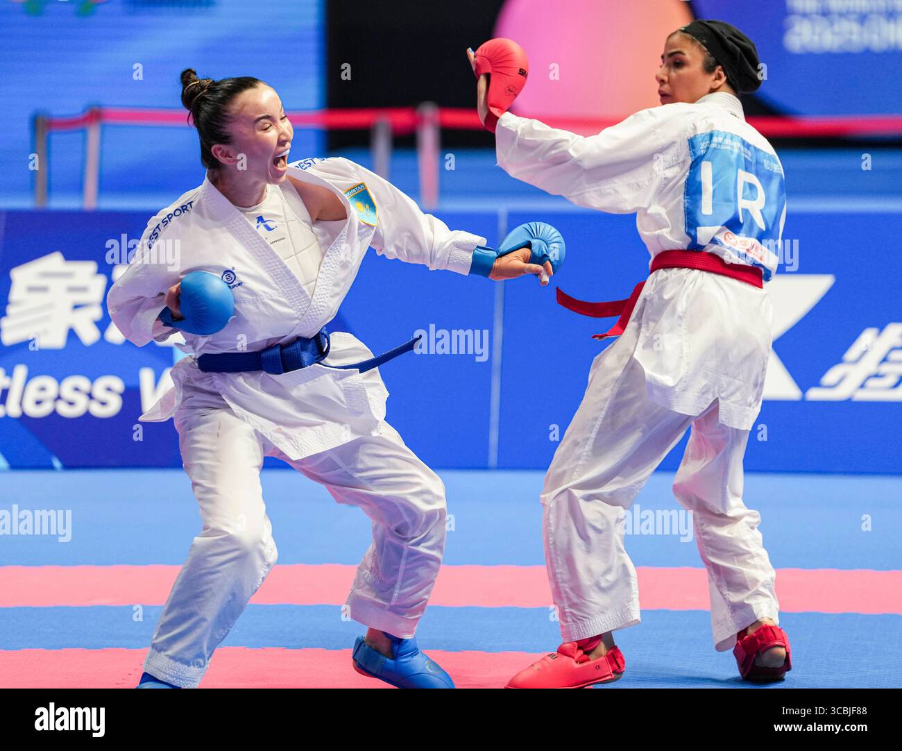 Chengdu, Chinas Provinz Sichuan. August 2025. Moldir Zhangbyrbay (L) aus Kasachstan tritt bei 50 den World Games 2025 in Chengdu, südwestchinesischer Provinz Sichuan, am 8. August 2025 gegen Sara Bahmanyar aus Iran an. Quelle: Tenzin Nyida/Xinhua/Alamy Live News Stockfoto