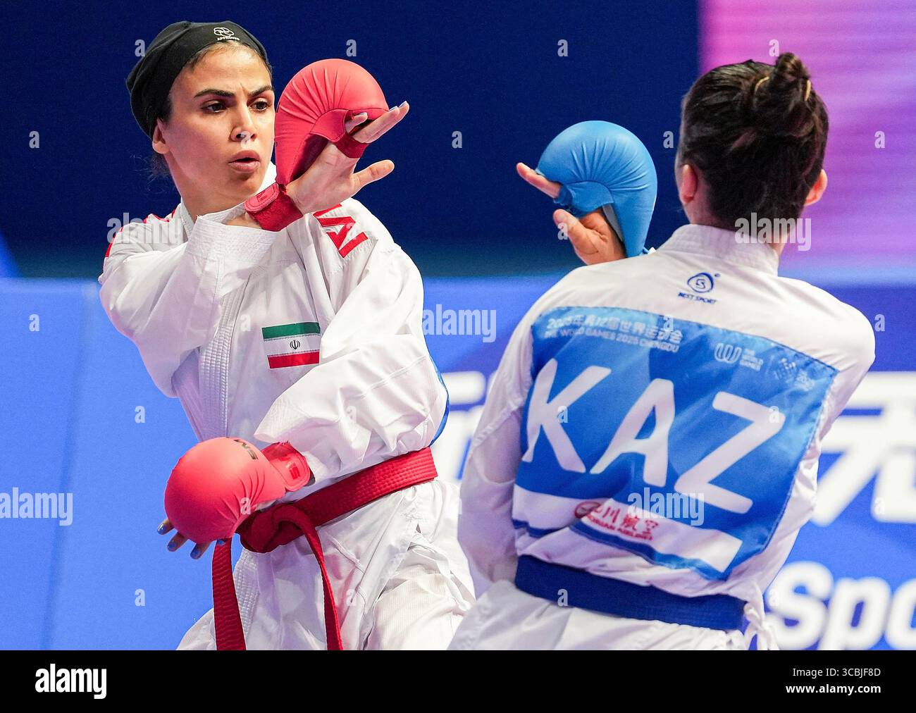Chengdu, Chinas Provinz Sichuan. August 2025. Sara Bahmanyar (L) aus Iran tritt bei 50 den World Games 2025 in Chengdu, südwestchinesischer Provinz Sichuan, am 8. August 2025 gegen Moldir Zhangbyrbay aus Kasachstan an. Quelle: Tenzin Nyida/Xinhua/Alamy Live News Stockfoto