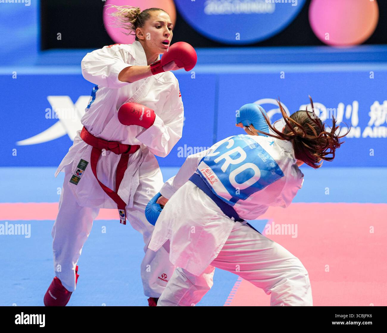 Chengdu, Chinas Provinz Sichuan. August 2025. Cylia Ouikene (L) aus Algerien tritt bei 50 den World Games 2025 in Chengdu, südwestchinesischer Provinz Sichuan, am 8. August 2025 gegen EMA Sgardelli aus Kroatien an. Quelle: Tenzin Nyida/Xinhua/Alamy Live News Stockfoto