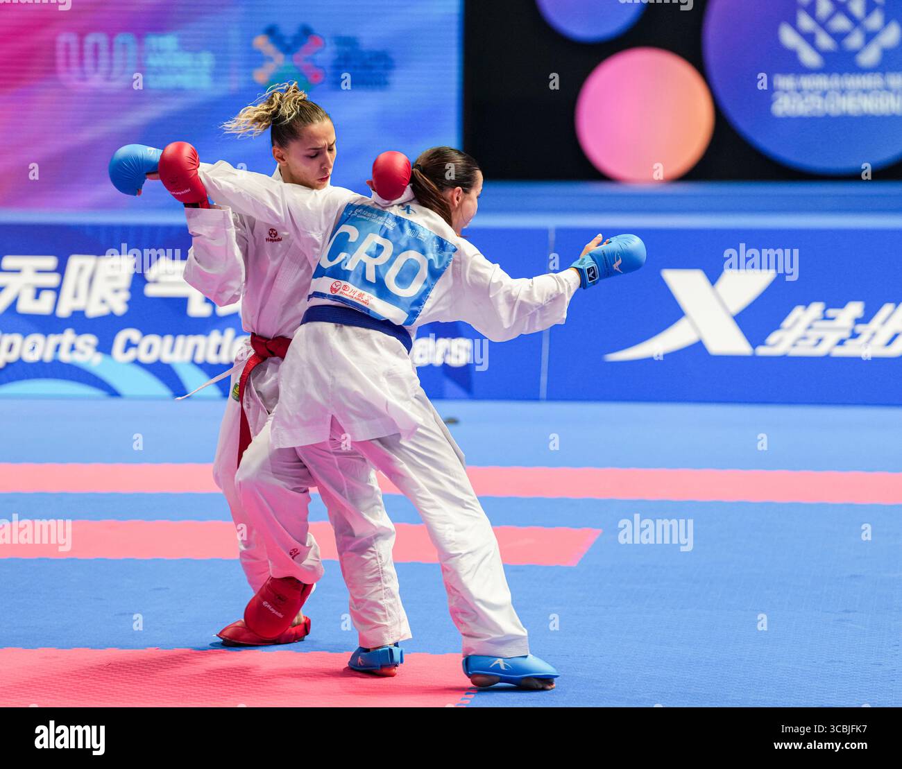 Chengdu, Chinas Provinz Sichuan. August 2025. Cylia Ouikene (L) aus Algerien tritt bei 50 den World Games 2025 in Chengdu, südwestchinesischer Provinz Sichuan, am 8. August 2025 gegen EMA Sgardelli aus Kroatien an. Quelle: Tenzin Nyida/Xinhua/Alamy Live News Stockfoto