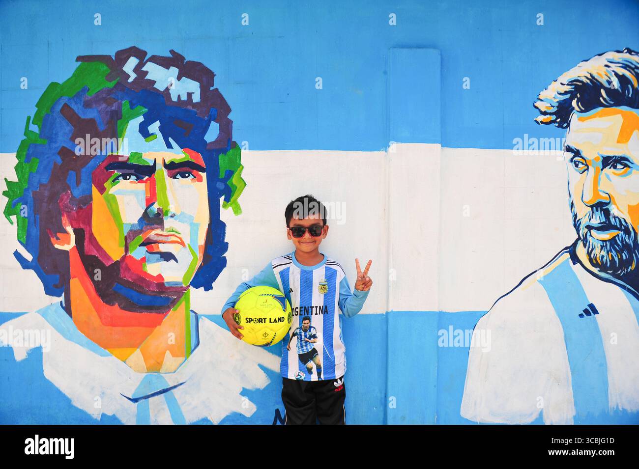 8. Dezember 2022: 8. Dezember 2022 Sylhet-Bangladesch: Argentinien-Fans posieren auf der Straße von Sylhet, vor dem Gemälde Graffiti von DIEGO MARADONA und LIONEL MESSI von Argentinien. Bangladesch, ein solches Land, das nie für eine Fußball-Weltmeisterschaft qualifiziert wurde, aber große Liebe zum Fußball hat und riesige Fans sowohl für Argentinien als auch für Brasilien hat. (Bild: © MD Rafayat Haque Khan/ZUMA Press Wire) Stockfoto