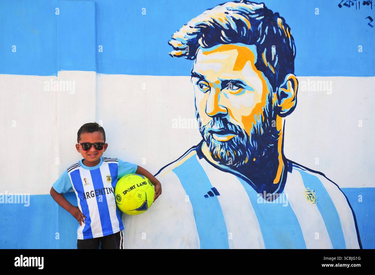 8. Dezember 2022: 8. Dezember 2022 Sylhet-Bangladesch: Argentinien-Fans posieren auf der Straße von Sylhet, vor dem Gemälde Graffiti von DIEGO MARADONA und LIONEL MESSI von Argentinien. Bangladesch, ein solches Land, das nie für eine Fußball-Weltmeisterschaft qualifiziert wurde, aber große Liebe zum Fußball hat und riesige Fans sowohl für Argentinien als auch für Brasilien hat. (Bild: © MD Rafayat Haque Khan/ZUMA Press Wire) Stockfoto
