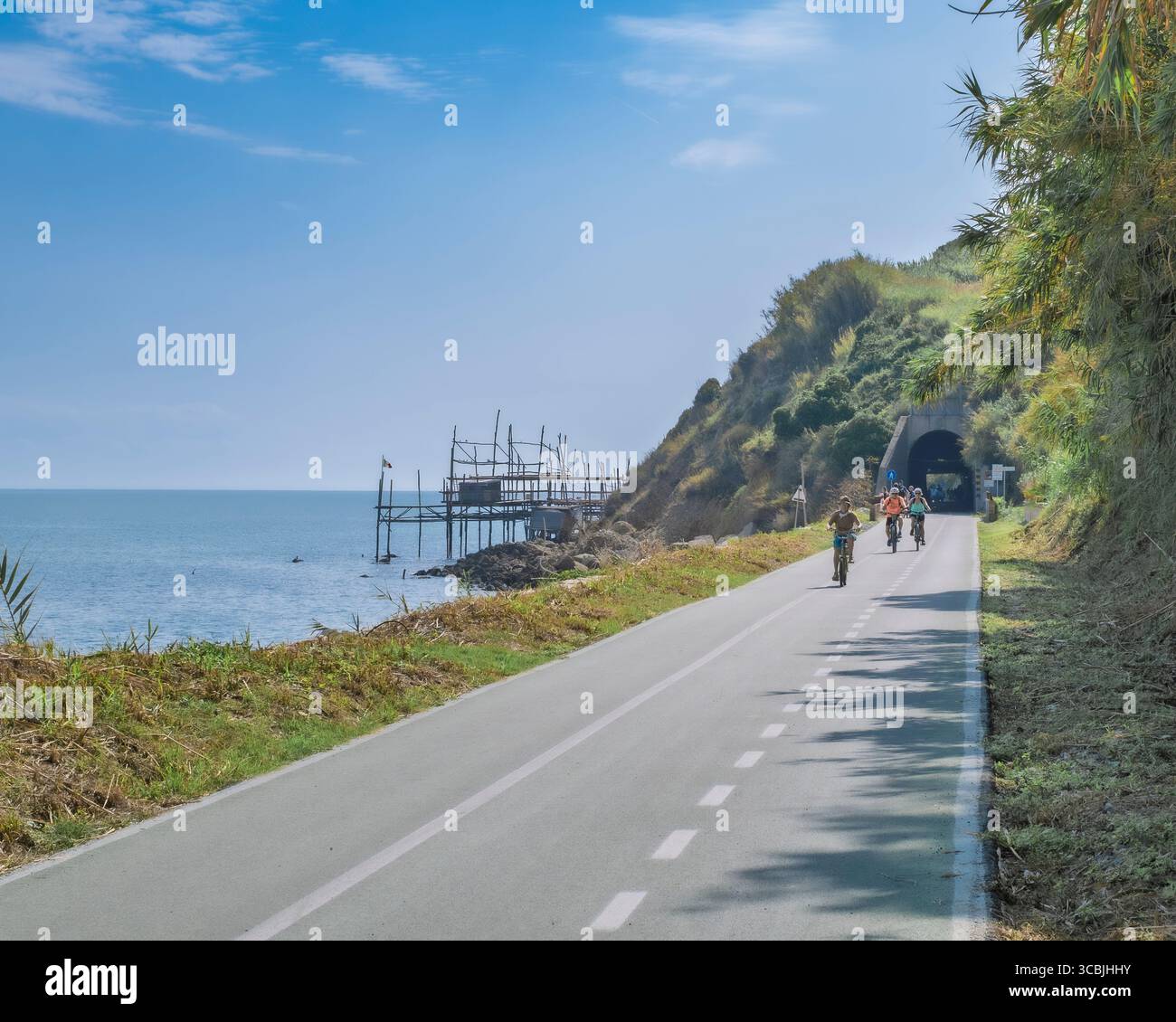 Ein Stück Straße entlang der Via Verde della Costa dei Trabocchi, Radweg von Ortona nach Vasto. San Vito Chietino, Provinz Chieti, ABR Stockfoto