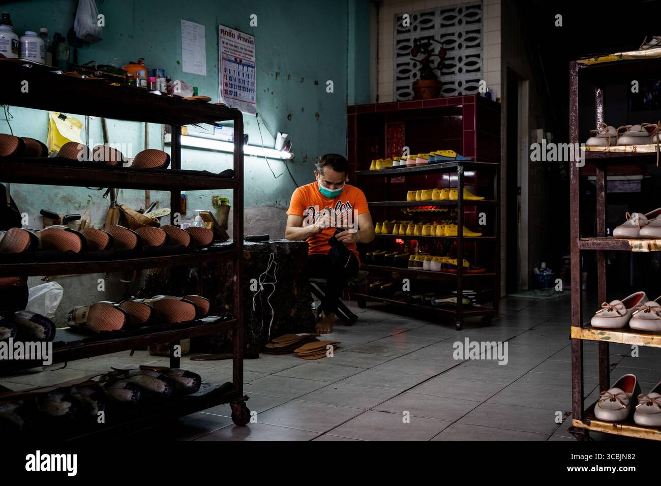 10. Februar 2023 in Bangkok, Bangkok, Thailand: Ein Arbeiter baut einen Schuh in einem Sweatshop in Ost-Bangkok. (Kreditbild: © Matt Hunt/ZUMA Press Wire) Stockfoto