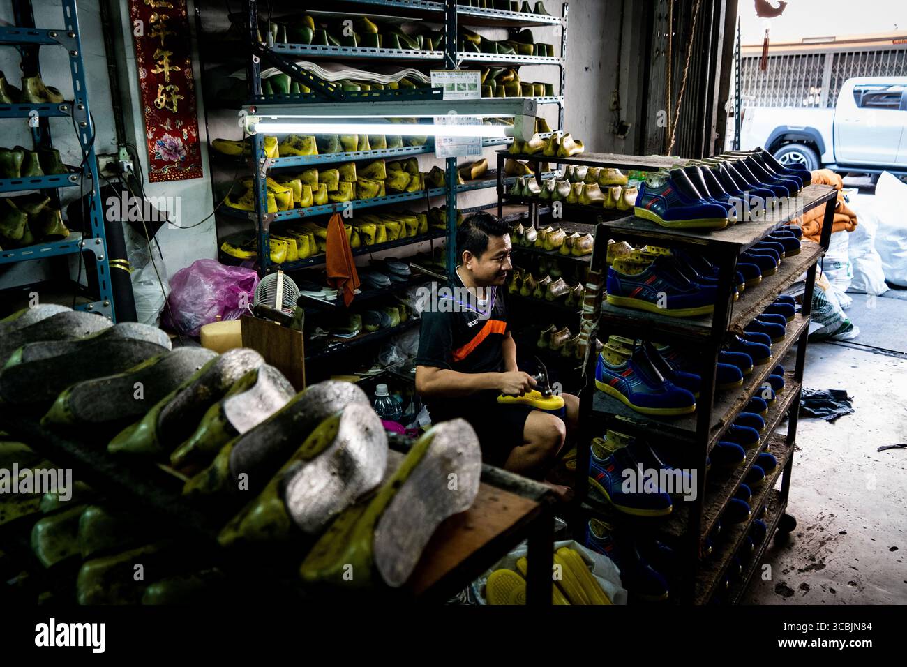 10. Februar 2023 in Bangkok, Bangkok, Thailand: Ein kambodschanischer Arbeiter baut einen Schuh in einem Sweatshop in Ost-Bangkok. (Kreditbild: © Matt Hunt/ZUMA Press Wire) Stockfoto