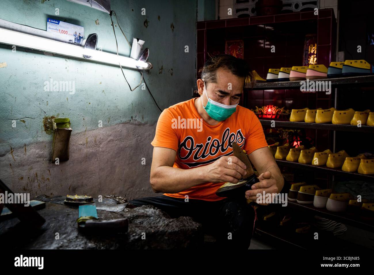 10. Februar 2023 in Bangkok, Bangkok, Thailand: Ein Arbeiter baut einen Schuh in einem Sweatshop in Ost-Bangkok. (Kreditbild: © Matt Hunt/ZUMA Press Wire) Stockfoto