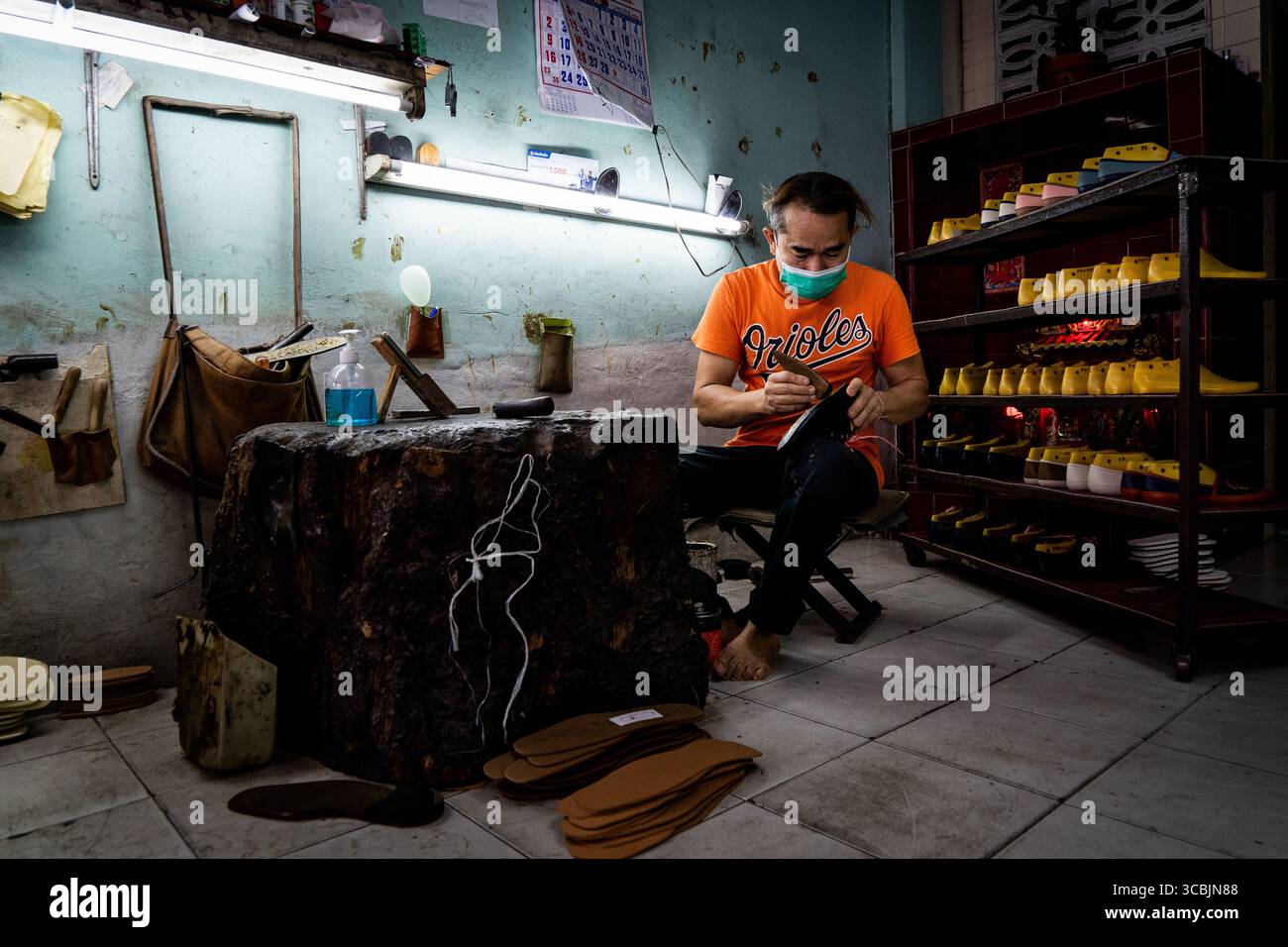 10. Februar 2023 in Bangkok, Bangkok, Thailand: Ein Arbeiter baut einen Schuh in einem Sweatshop in Ost-Bangkok. (Kreditbild: © Matt Hunt/ZUMA Press Wire) Stockfoto