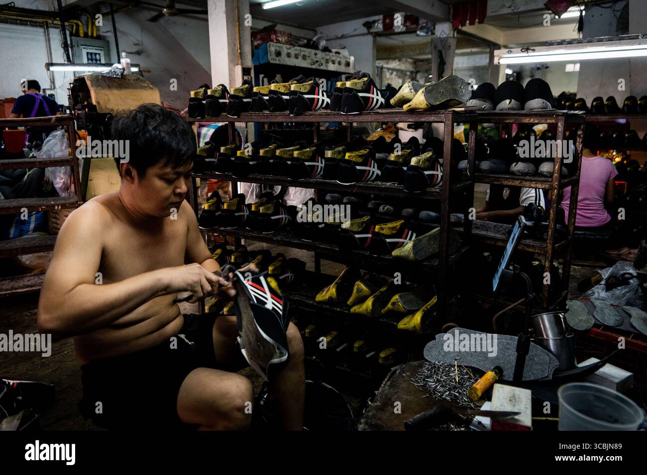 10. Februar 2023 in Bangkok, Bangkok, Thailand: Ein kambodschanischer Arbeiter baut einen Schuh in einem Sweatshop in Ost-Bangkok. (Kreditbild: © Matt Hunt/ZUMA Press Wire) Stockfoto