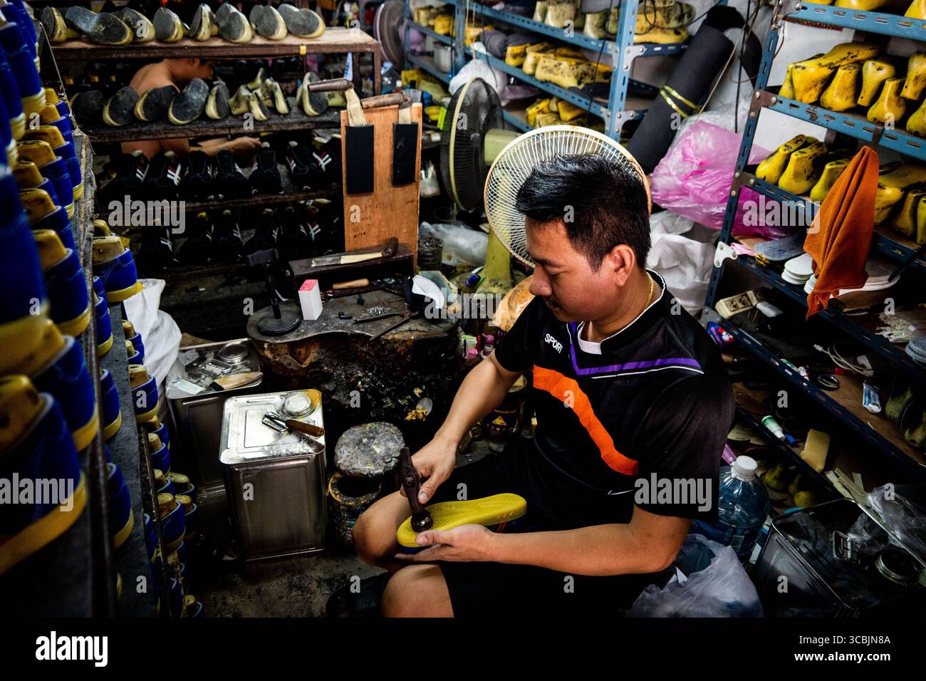 10. Februar 2023 in Bangkok, Bangkok, Thailand: Ein kambodschanischer Arbeiter baut einen Schuh in einem Sweatshop in Ost-Bangkok. (Kreditbild: © Matt Hunt/ZUMA Press Wire) Stockfoto