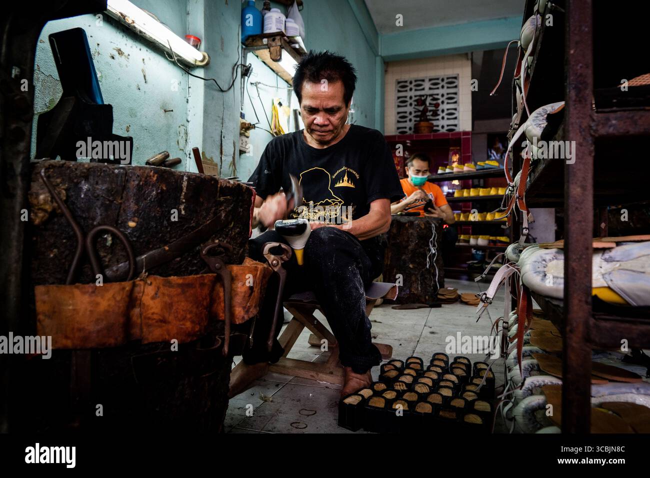 10. Februar 2023, Bangkok, Thailand: Arbeiter bauen Schuhe in einem Sweatshop in Ost-Bangkok zusammen. (Kreditbild: © Matt Hunt/ZUMA Press Wire) Stockfoto