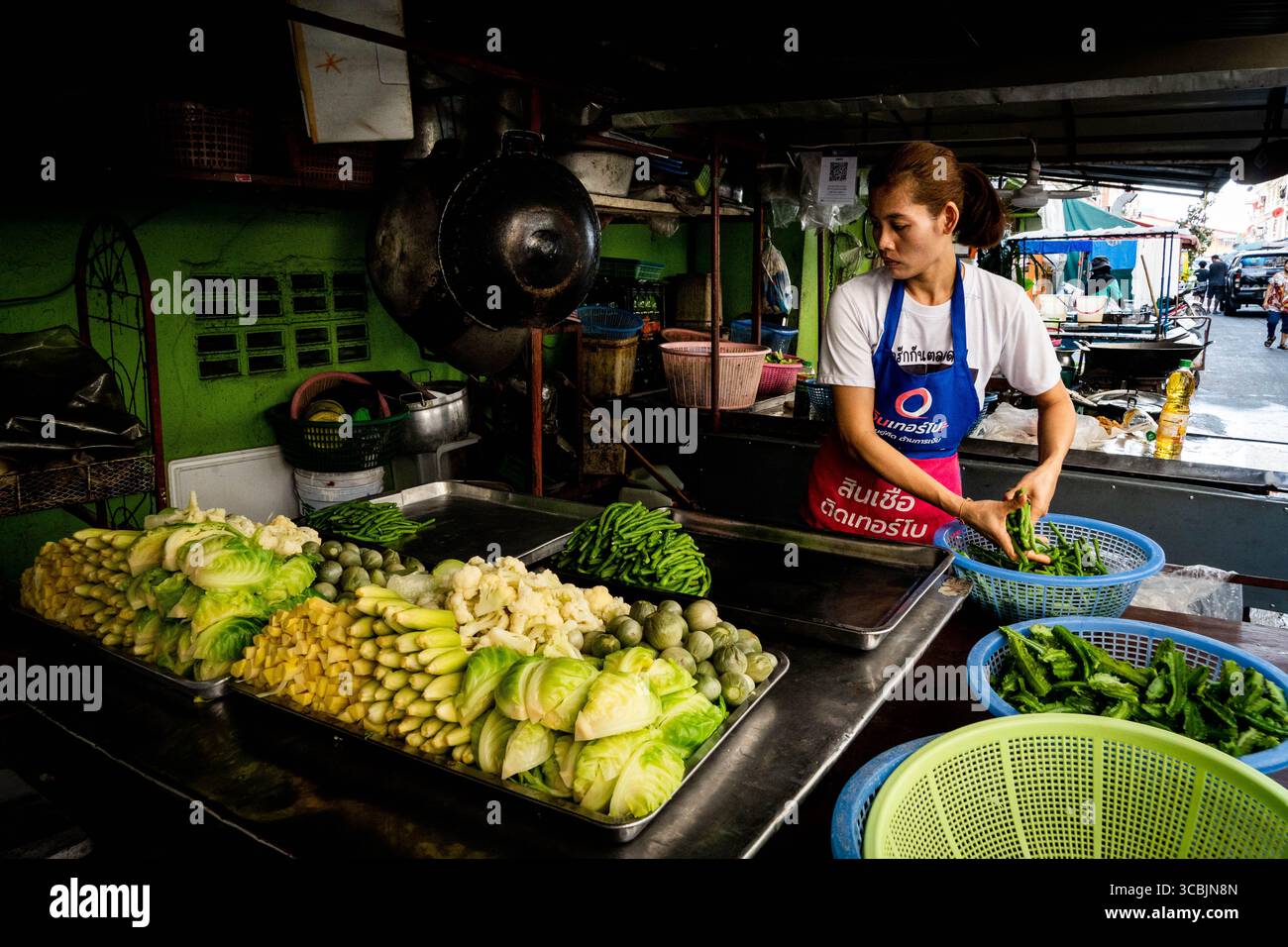 10. Februar 2023 in Bangkok, Bangkok, Thailand: Ein Street Food-Händler wäscht und arrangiert frisches Gemüse. (Kreditbild: © Matt Hunt/ZUMA Press Wire) Stockfoto