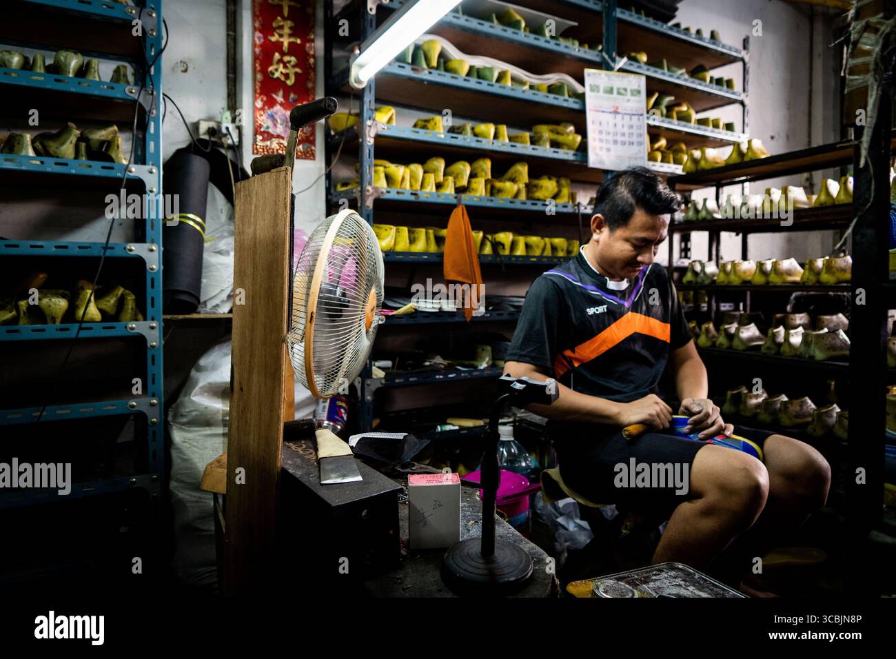 10. Februar 2023 in Bangkok, Bangkok, Thailand: Ein kambodschanischer Arbeiter baut einen Schuh in einem Sweatshop in Ost-Bangkok. (Kreditbild: © Matt Hunt/ZUMA Press Wire) Stockfoto