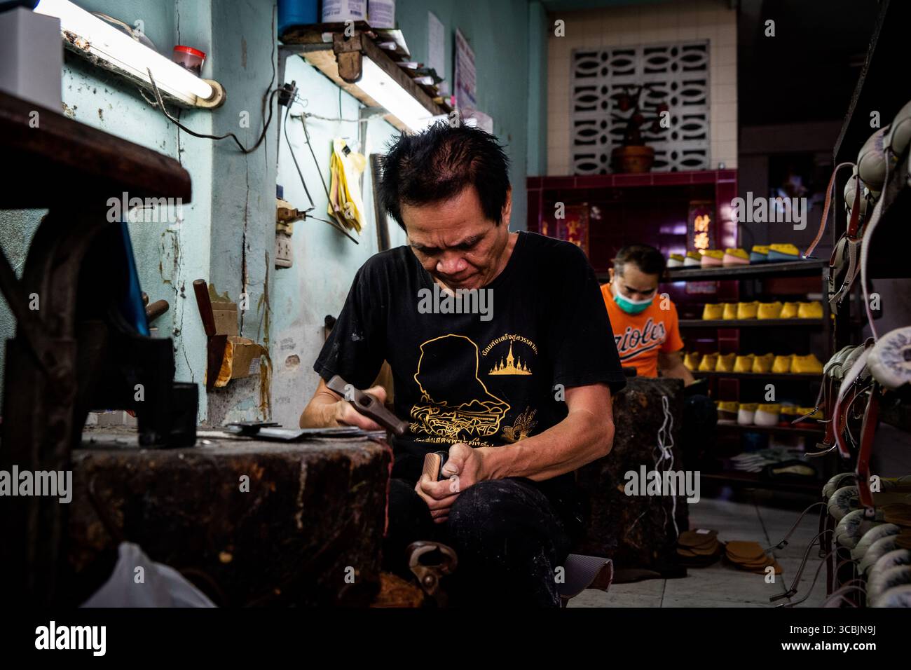 10. Februar 2023 in Bangkok, Bangkok, Thailand: Ein Arbeiter baut einen Schuh in einem Sweatshop in Ost-Bangkok. (Kreditbild: © Matt Hunt/ZUMA Press Wire) Stockfoto