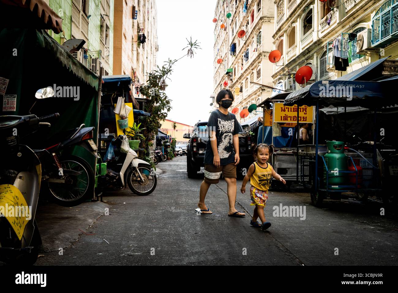 10. Februar 2023, Bangkok, Thailand: Ein Mädchen überspringt die Straße ihres Wohnblocks. (Kreditbild: © Matt Hunt/ZUMA Press Wire) Stockfoto