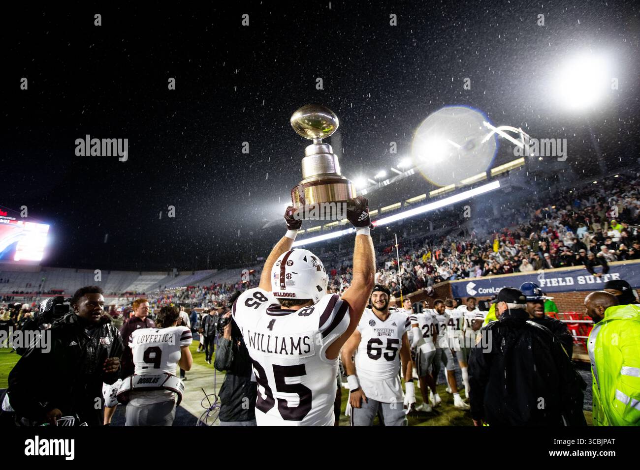 24. November 2022, Oxford, Mississippi, USA: Die Fußballspieler des Mississippi State feiern nach dem 24:22-Sieg gegen die Rebellen im 109. Jährlichen Egg Bowl im Vaught Hemingway Stadium in Oxford, Mississippi. (Kreditbild: © Hunter D. Cone/ZUMA Press Wire) Stockfoto
