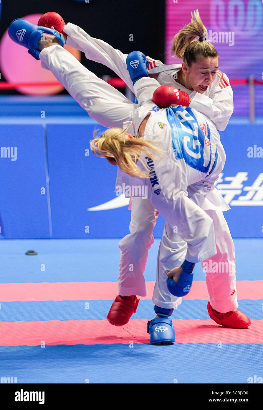 Chengdu, Chinas Provinz Sichuan. August 2025. Anzhelika Terliuga (Top) aus der Ukraine tritt bei 55 den World Games 2025 in Chengdu, südwestchinesischer Provinz Sichuan, am 8. August 2025 gegen Mia Bitsch aus Deutschland an. Quelle: Tenzin Nyida/Xinhua/Alamy Live News Stockfoto