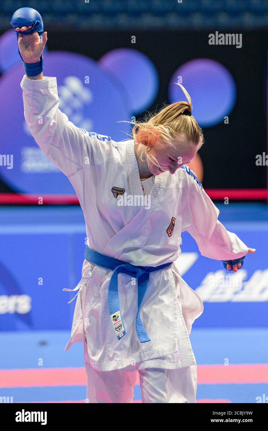 Chengdu, Chinas Provinz Sichuan. August 2025. Mia Bitsch aus Deutschland feiert den Sieg des 55 kg schweren Kumitspiels der Frauen gegen Anzhelika Terliuga aus der Ukraine of Karate bei den World Games 2025 in Chengdu, südwestchinesische Provinz Sichuan, 8. August 2025. Quelle: Tenzin Nyida/Xinhua/Alamy Live News Stockfoto