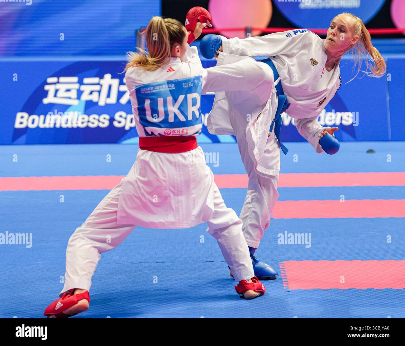 Chengdu, Chinas Provinz Sichuan. August 2025. Mia Bitsch (R) aus Deutschland tritt bei 55 den World Games 2025 in Chengdu, südwestchinesischer Provinz Sichuan, am 8. August 2025 gegen Anzhelika Terliuga aus der Ukraine an. Quelle: Tenzin Nyida/Xinhua/Alamy Live News Stockfoto