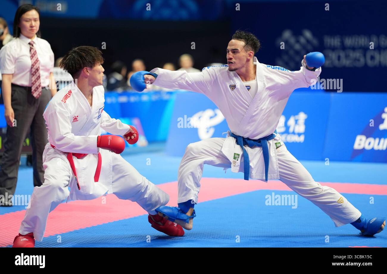 Chengdu, Chinas Provinz Sichuan. August 2025. Said Oubaya (R) aus Marokko tritt gegen Kozaki Yugo aus Japan während des Kumit-67kg-Goldmedaillenspiels der Männer bei den World Games 2025 in Chengdu, südwestchinesischer Provinz Sichuan, am 8. August 2025 an. Quelle: Jiang Hongjing/Xinhua/Alamy Live News Stockfoto