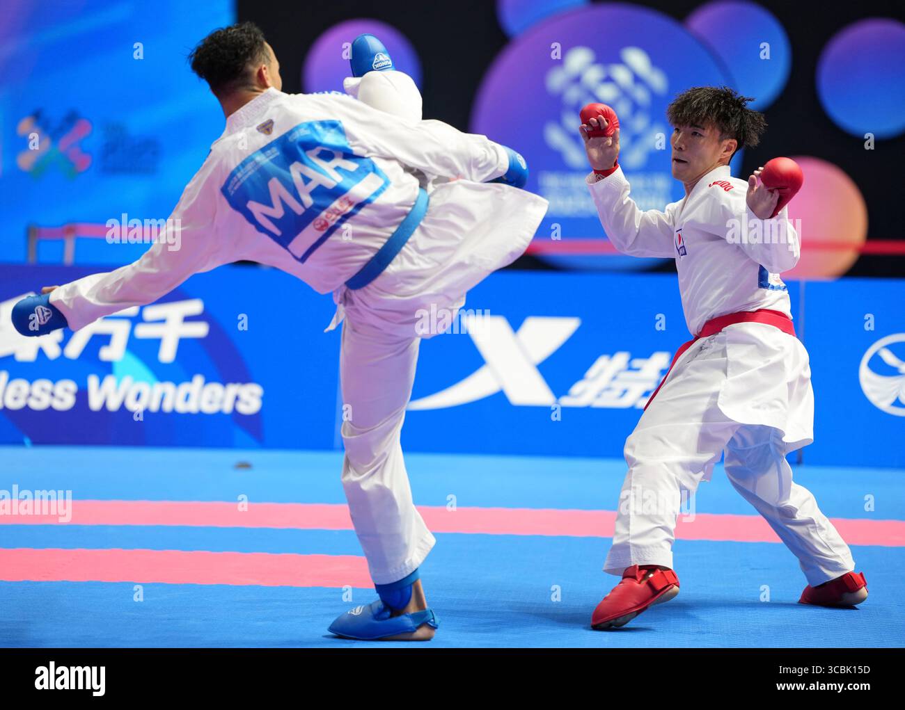 Chengdu, Chinas Provinz Sichuan. August 2025. Said Oubaya (L) aus Marokko tritt gegen Kozaki Yugo aus Japan bei den World Games 2025 in Chengdu, südwestchinesischer Provinz Sichuan, am 8. August 2025 bei einem Kumit-67-kg-Goldmedaillenspiel der Männer an. Quelle: Jiang Hongjing/Xinhua/Alamy Live News Stockfoto