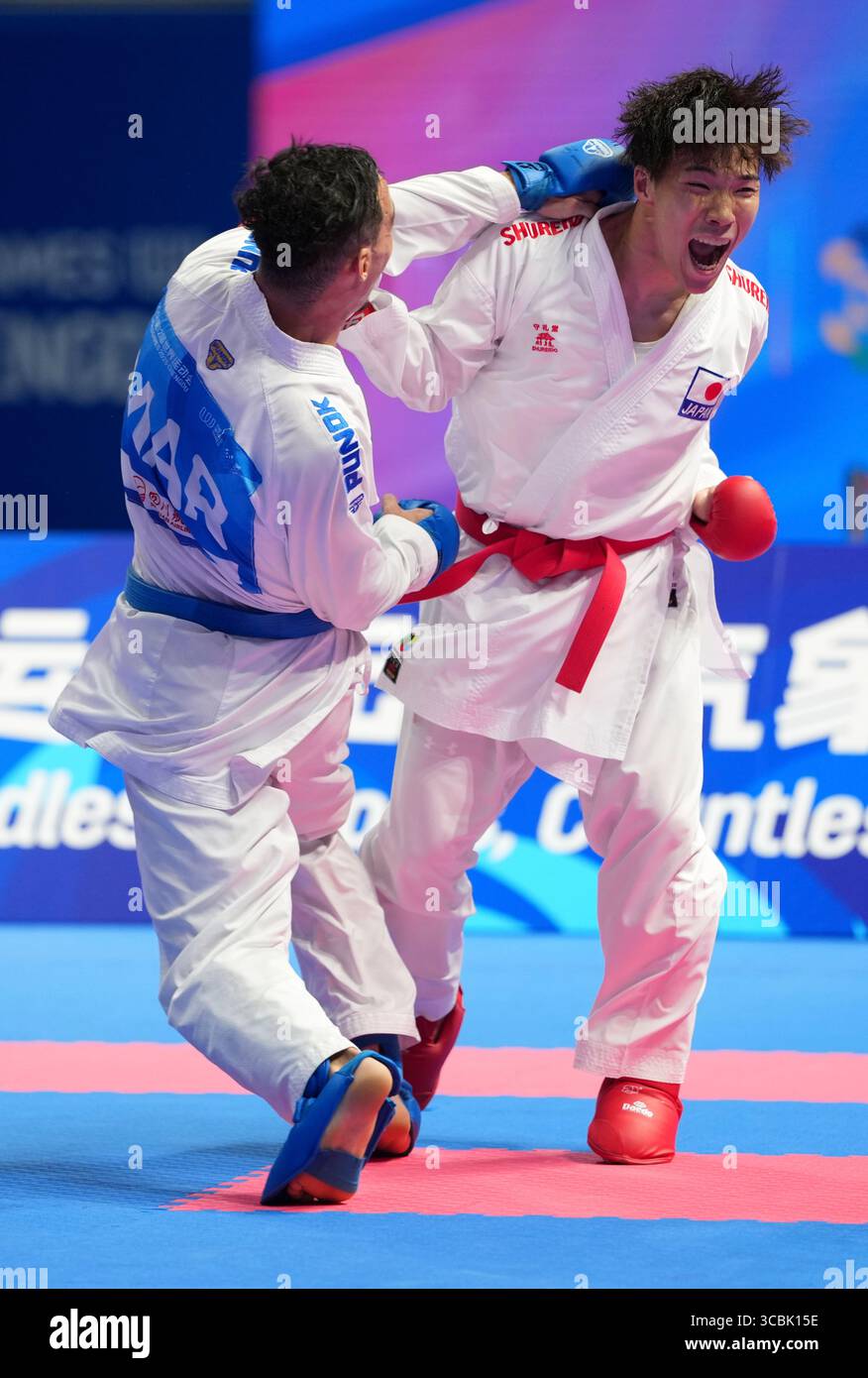 Chengdu, Chinas Provinz Sichuan. August 2025. Kozaki Yugo (R) aus Japan tritt bei 67 den World Games 2025 in Chengdu, südwestchinesischer Provinz Sichuan, am 8. August 2025 gegen Said Oubaya aus Marokko an. Quelle: Jiang Hongjing/Xinhua/Alamy Live News Stockfoto