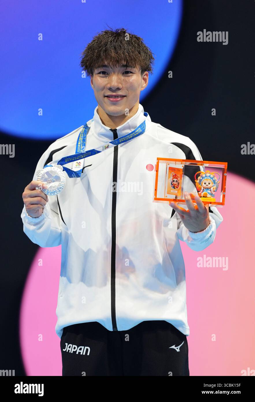 Chengdu, Chinas Provinz Sichuan. August 2025. Der japanische Goldmedaillengewinner Kozaki Yugo reagiert auf die Siegerehrung des Karate-Events für Männer mit 67 kg Kumit bei den World Games 2025 in Chengdu, südwestchinesischer Provinz Sichuan, 8. August 2025. Quelle: Jiang Hongjing/Xinhua/Alamy Live News Stockfoto