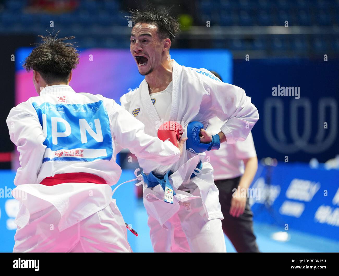 Chengdu, Chinas Provinz Sichuan. August 2025. Said Oubaya (R) aus Marokko tritt gegen Kozaki Yugo aus Japan während des Kumit-67kg-Goldmedaillenspiels der Männer bei den World Games 2025 in Chengdu, südwestchinesischer Provinz Sichuan, am 8. August 2025 an. Quelle: Jiang Hongjing/Xinhua/Alamy Live News Stockfoto