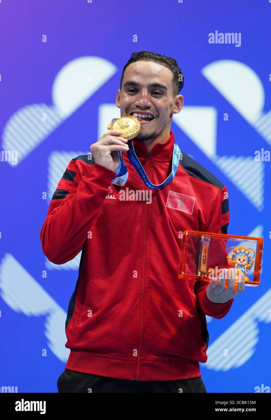 Chengdu, Chinas Provinz Sichuan. August 2025. Goldmedaillengewinner sagte, Oubaya von Marokko beißt seine Medaille bei der Siegerehrung des Karate-Events für Männer mit 67 kg Kumit bei den World Games 2025 in Chengdu, südwestchinesischer Provinz Sichuan, 8. August 2025. Quelle: Jiang Hongjing/Xinhua/Alamy Live News Stockfoto