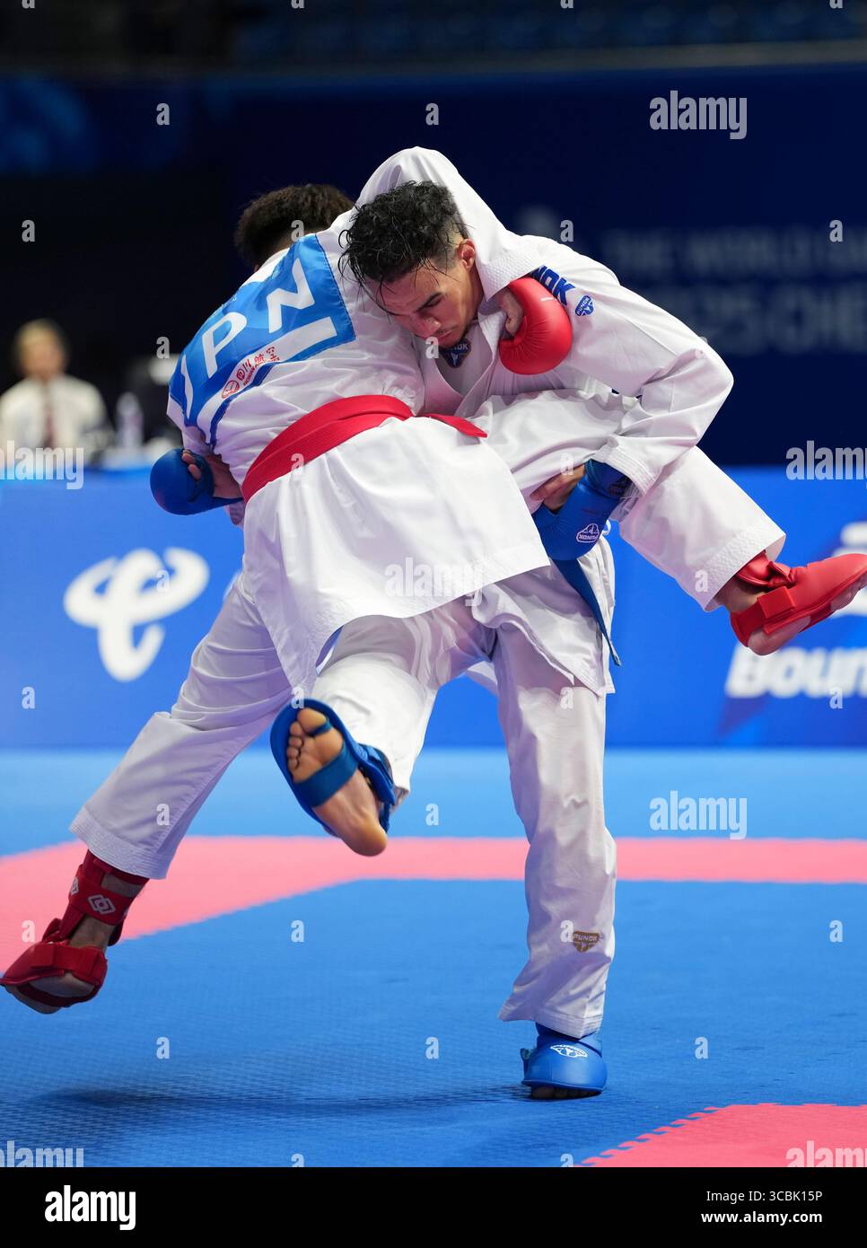 Chengdu, Chinas Provinz Sichuan. August 2025. Said Oubaya (R) aus Marokko tritt gegen Kozaki Yugo aus Japan während des Kumit-67kg-Goldmedaillenspiels der Männer bei den World Games 2025 in Chengdu, südwestchinesischer Provinz Sichuan, am 8. August 2025 an. Quelle: Jiang Hongjing/Xinhua/Alamy Live News Stockfoto